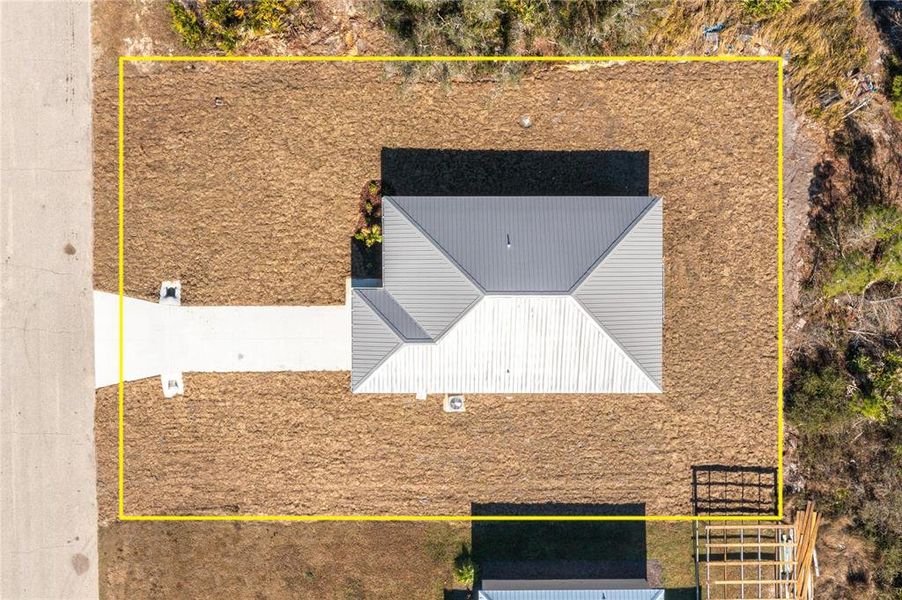 Exterior details and patio area of a home in , Avon Park (Image 4).