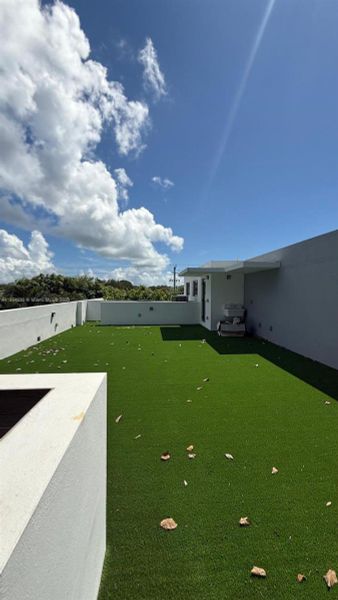 Exterior details and patio area of a home in , Miami (Image 14).