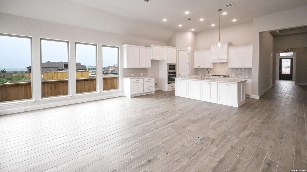 Spacious, unfurnished interior of a new home in Mayfair, New Braunfels (Image 20).