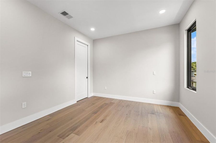 Spacious, unfurnished interior of a new home in , Orlando (Image 25).