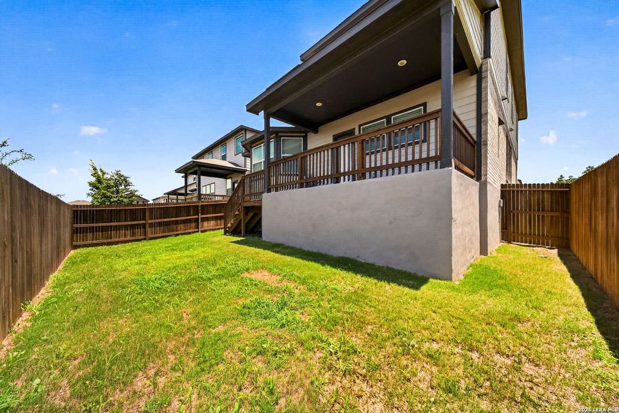 Exterior details and patio area of a home in Thomas Pond, San Antonio (Image 3).