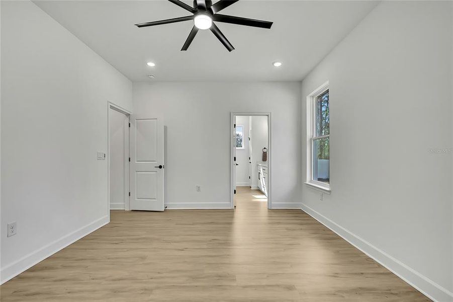 Spacious, unfurnished interior of a new home in , Weeki Wachee (Image 23).