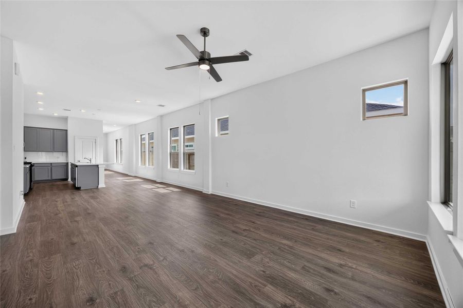 Spacious, unfurnished interior of a new home in La Segarra 40', Brookshire (Image 17).