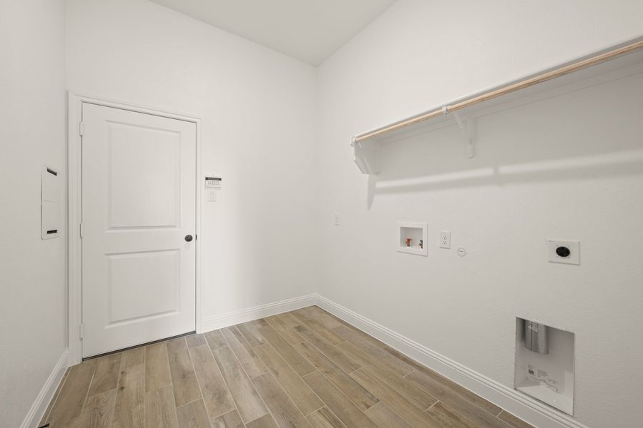 Spacious, unfurnished interior of a new home in Abe's Landing, Granbury (Image 29). Spacious, unfurnished interior of a new home in Abe's Landing, Granbury (Image 29).