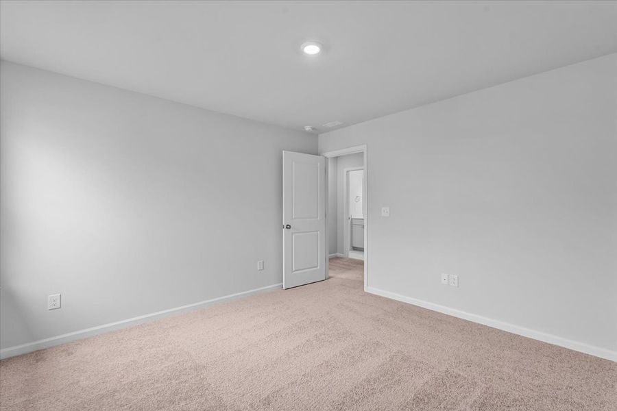 Spacious, unfurnished interior of a new home in Fieldstone, Lexington (Image 34).