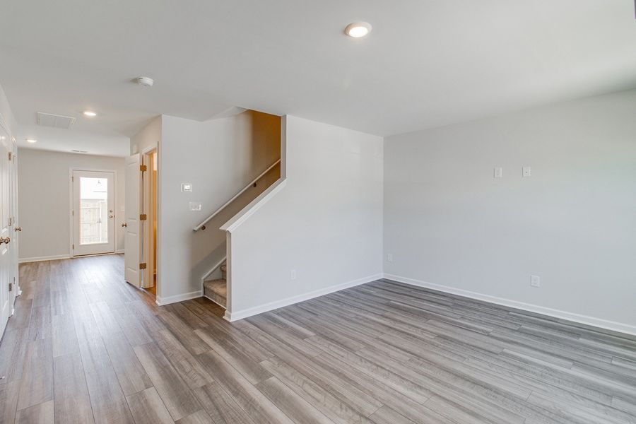 Spacious, unfurnished interior of a new home in Astoria, Columbia (Image 10).