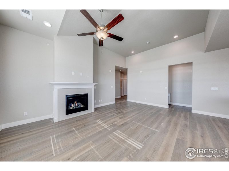 Spacious, unfurnished interior of a new home in Highlands at Fox Hill - The Flats, Longmont (Image 21).