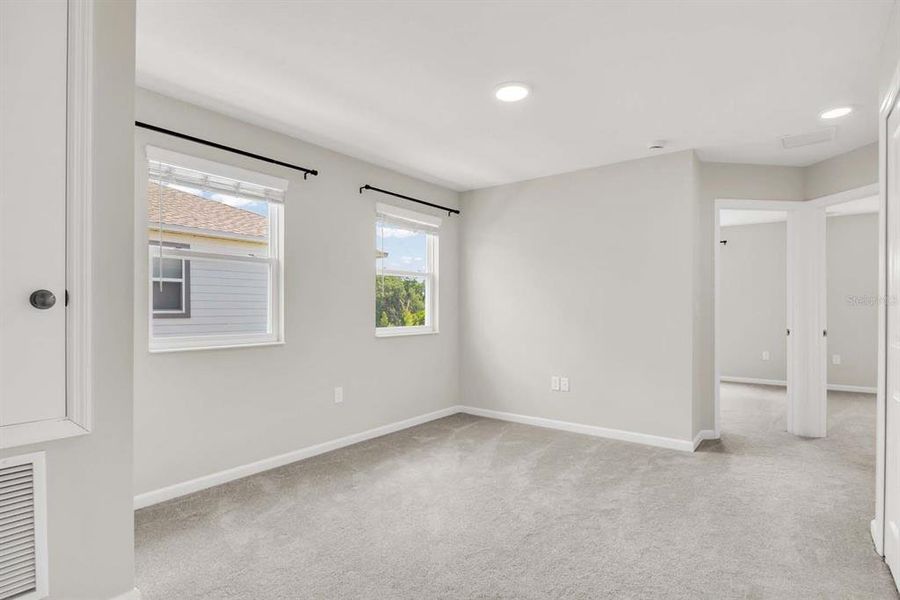 Spacious, unfurnished interior of a new home in , Orlando (Image 33).