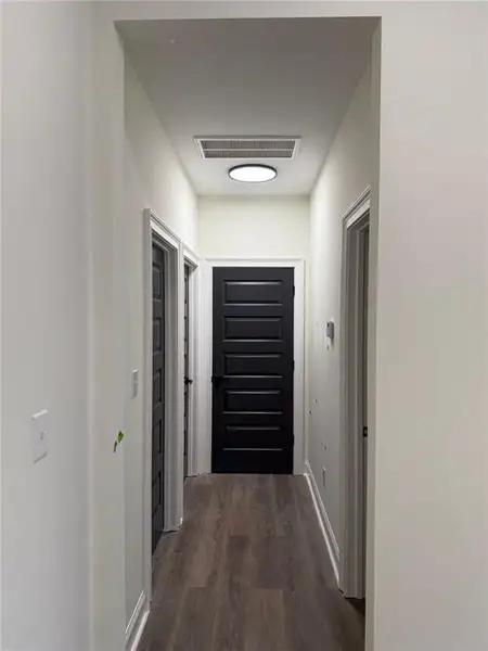 Spacious, unfurnished interior of a new home in , Warner Robins (Image 9).