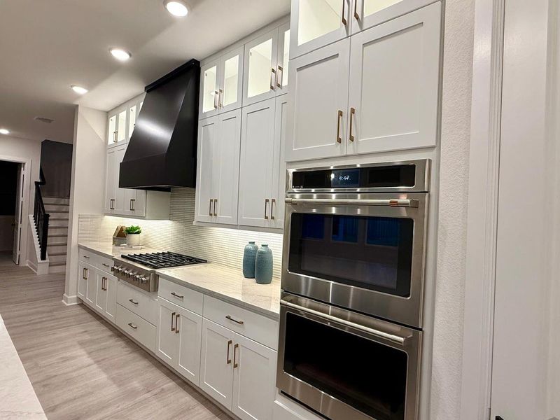 Updraft vent hood, pot/pan drawers, self close doors and drawers & double oven, 6 burner cooktop! Updraft vent hood, pot/pan drawers, self close doors and drawers & double oven, 6 burner cooktop!