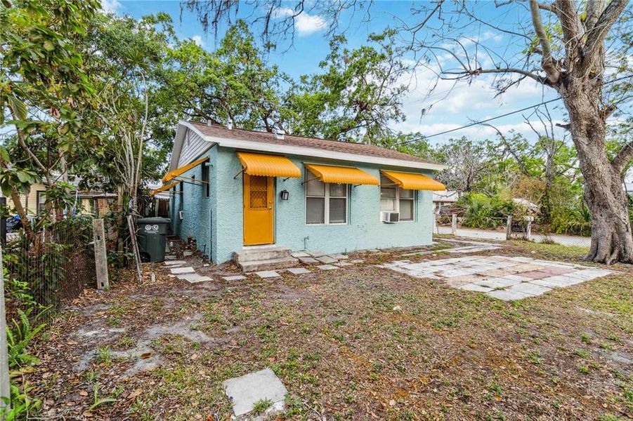 Exterior details and patio area of a home in , Bradenton (Image 20).