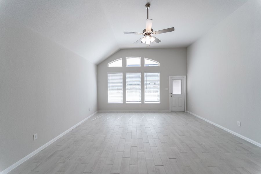 Spacious, unfurnished interior of a new home in Canterra Creek, Rosharon (Image 23).