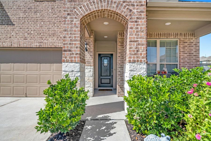Exterior details and patio area of a home in Mavera, Conroe (Image 18).