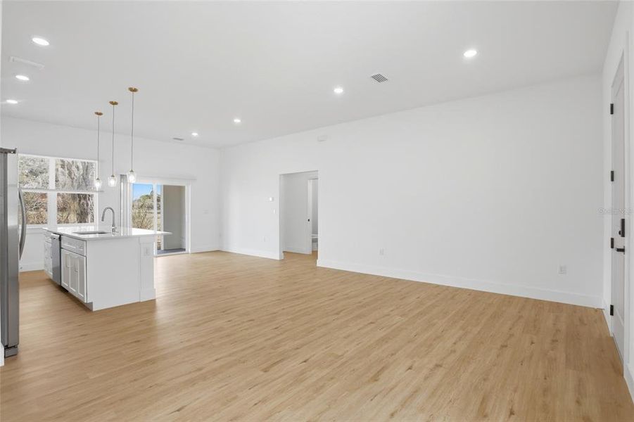 Spacious, unfurnished interior of a new home in , Orlando (Image 20).