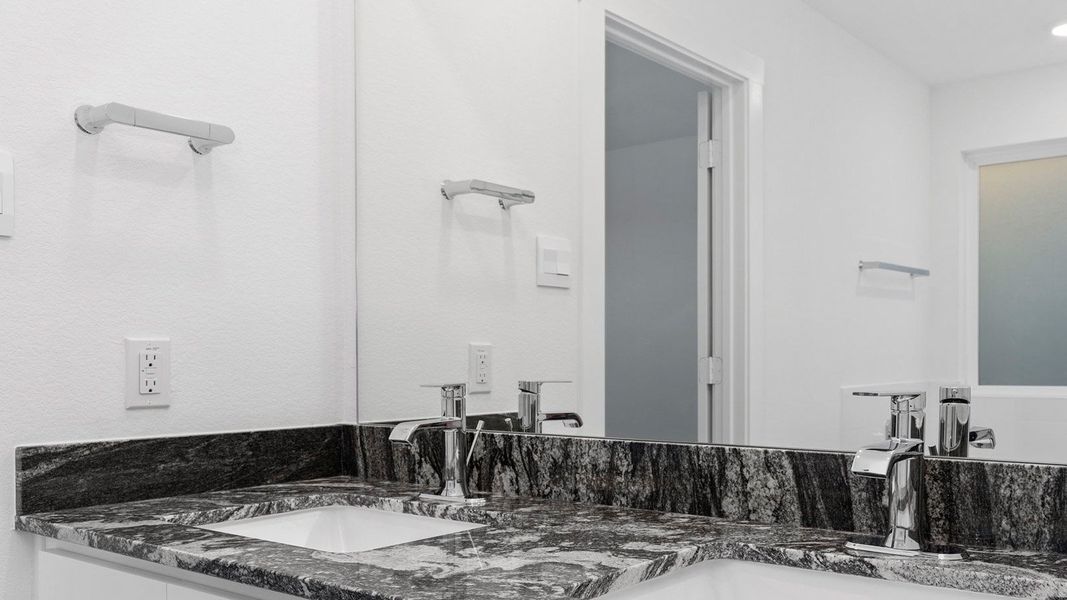 Representative interior finishes for a home built from the Huntsville by D.R. Horton in Marlow Lake, Texas City (Image 13).