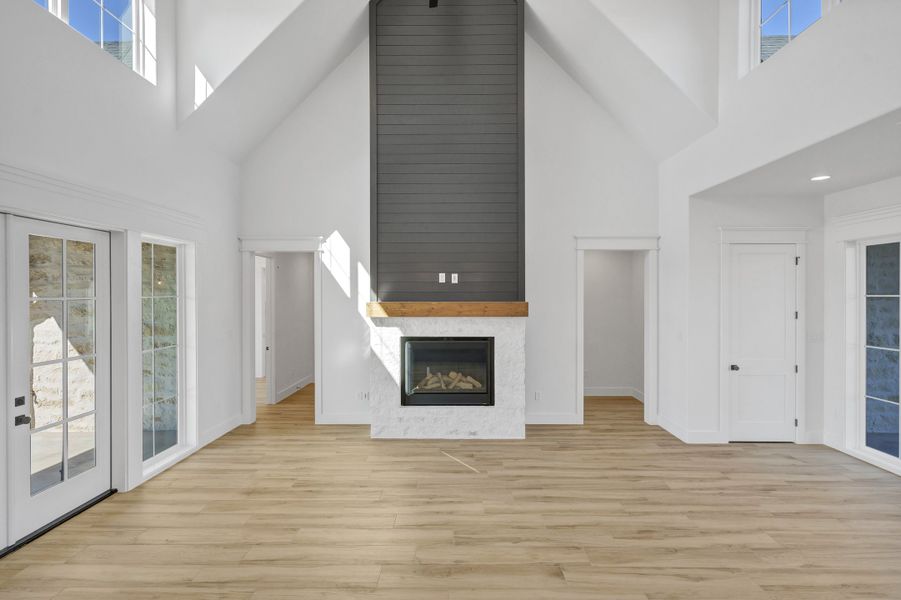 Spacious, unfurnished interior of a new home in Oak Water Ranch, Granbury (Image 38).