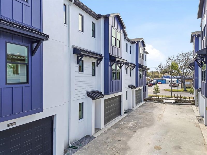 Exterior details and patio area of a home in , St. Petersburg (Image 29).