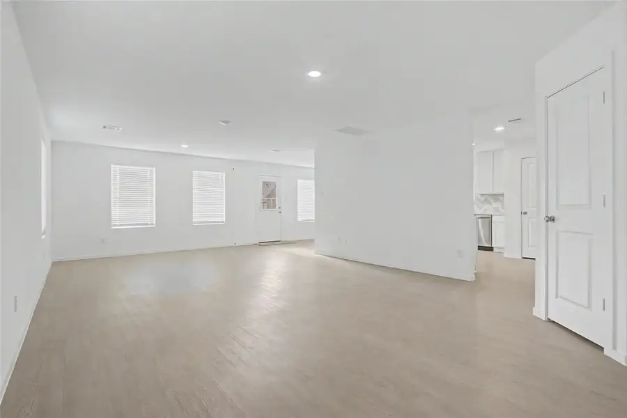 Spacious, unfurnished interior of a new home in Sunterra, Katy (Image 20).