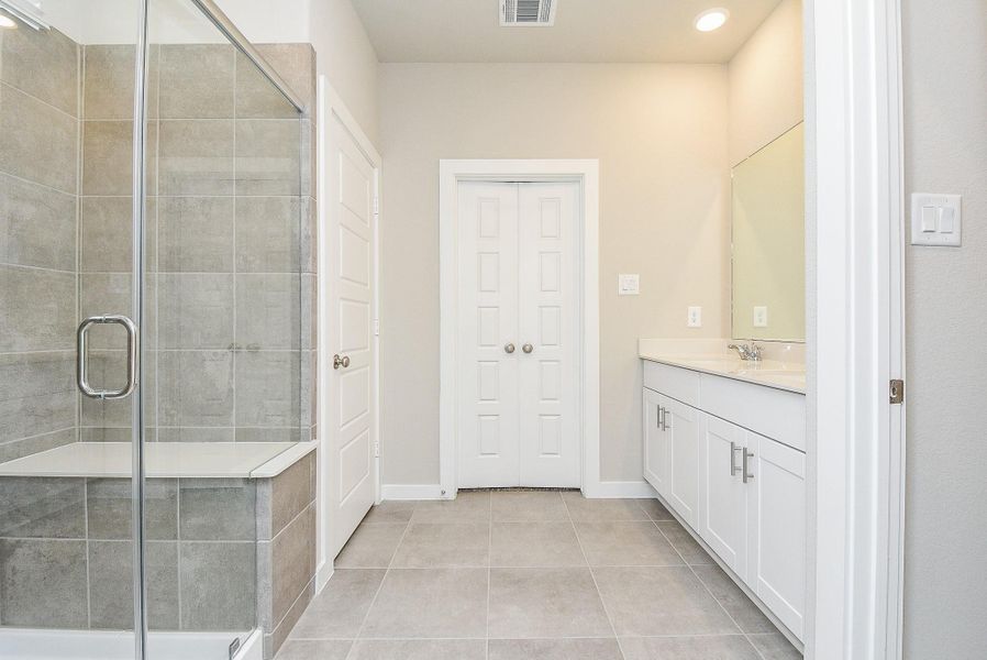 Furnished interior view inside a new home in Montgomery Oaks - Premier, Conroe (Image 30). Furnished interior view inside a new home in Montgomery Oaks - Premier, Conroe (Image 30).