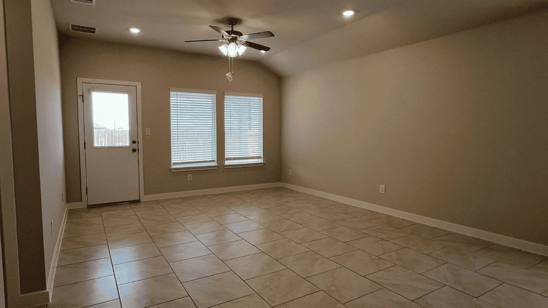 Spacious, unfurnished interior of a new home in Saratoga Crossing, Corpus Christi (Image 13).