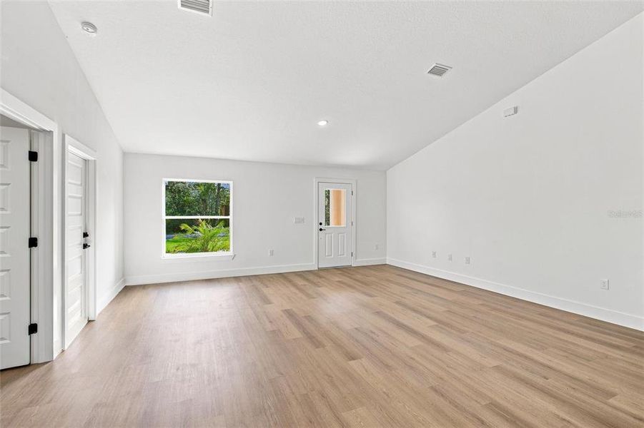 Spacious, unfurnished interior of a new home in , Sebring (Image 15).