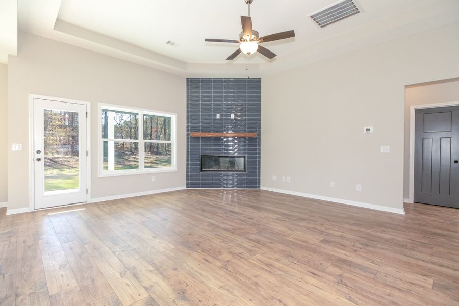 Spacious, unfurnished interior of a new home in Standing Oaks, Senoia (Image 13).