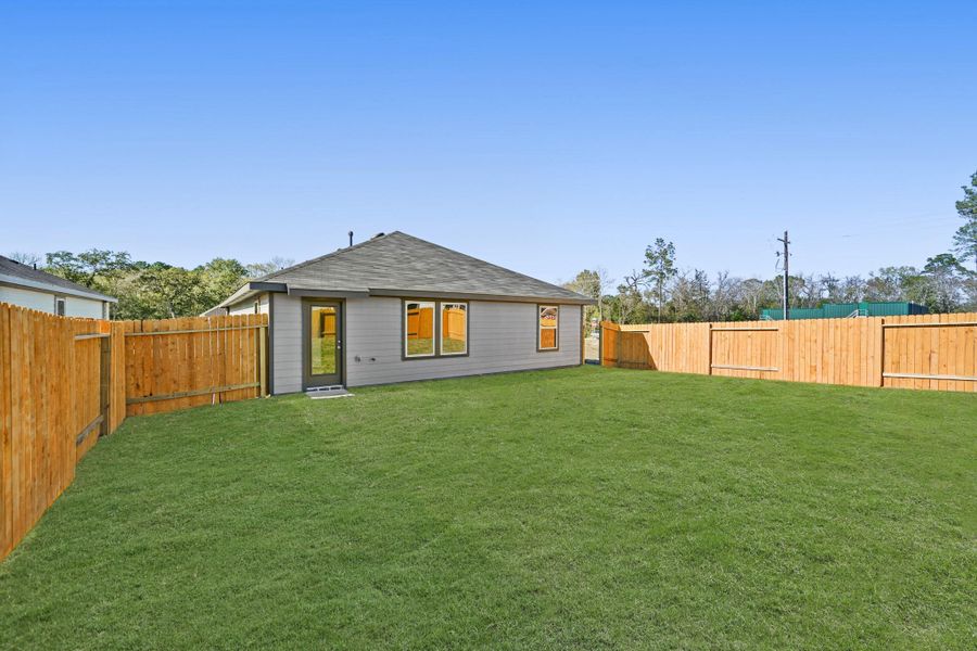Exterior details and patio area of a home in Lexington Heights, Willis (Image 3).