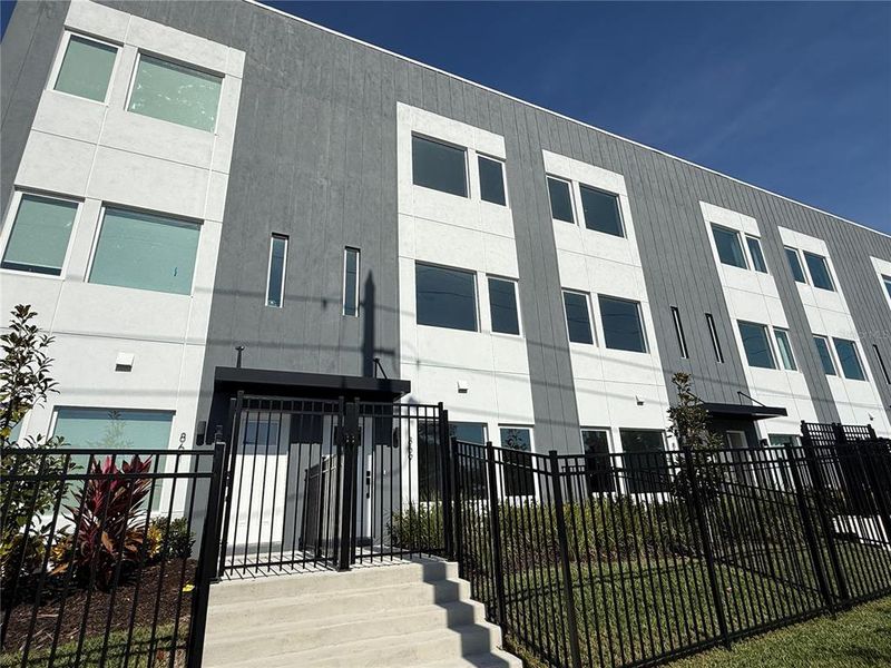 Condo located in St. Petersburg, FL showcasing its design and architecture (Image 4).