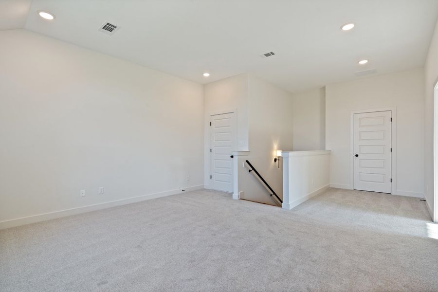 Spacious, unfurnished interior of a new home in White Oak, Arlington (Image 30).