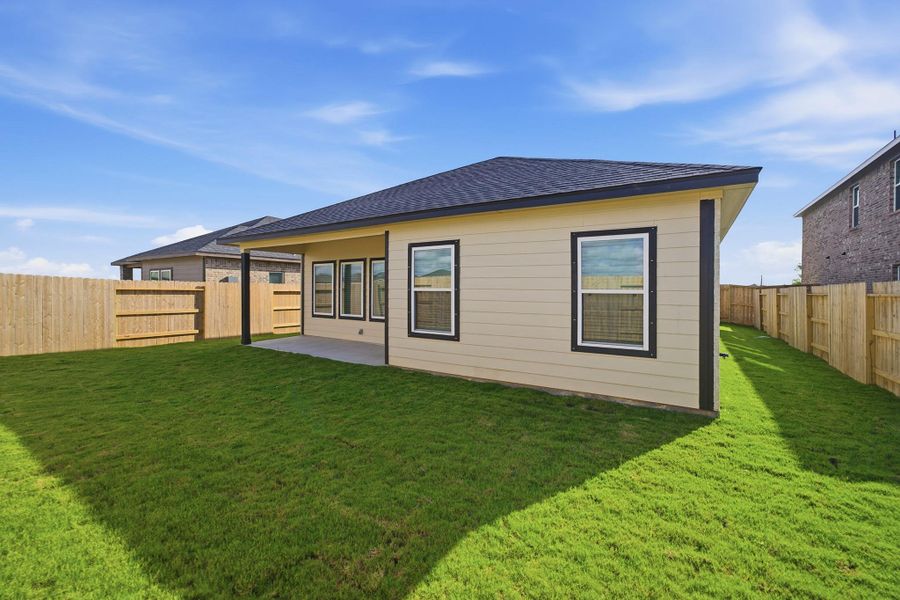 Exterior details and patio area of a home in Ashland, Texas City (Image 3).