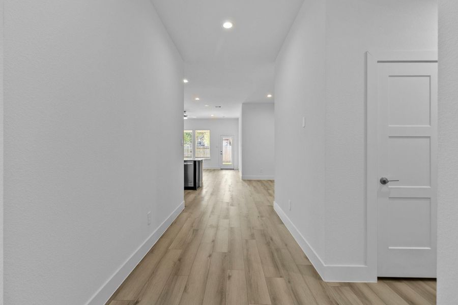 Spacious, unfurnished interior of a new home in Silverthorne, Conroe (Image 15). Spacious, unfurnished interior of a new home in Silverthorne, Conroe (Image 15).