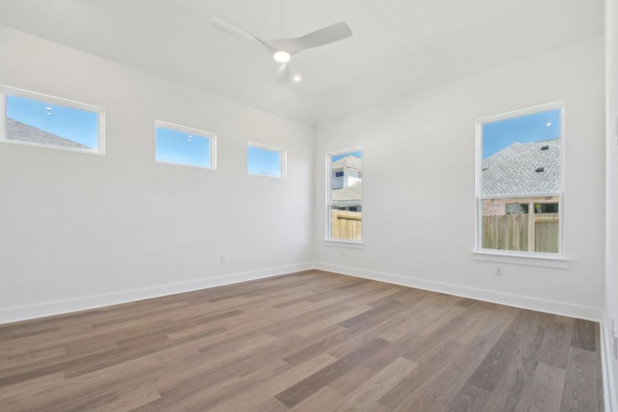 Spacious, unfurnished interior of a new home in Persimmon, Buda (Image 32).
