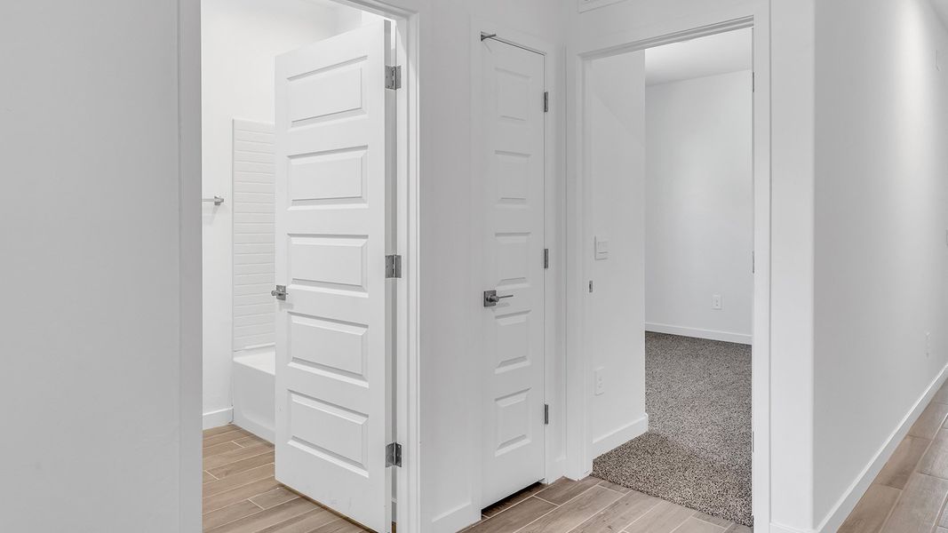 Spacious, unfurnished interior of a new home in The Oasis at Rocking K, Vail (Image 35).