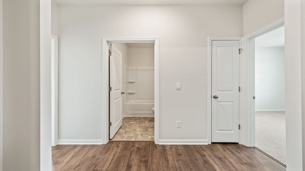 Spacious, unfurnished interior of a new home in Sage Grove, Lyman (Image 12).