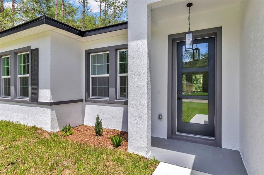 Exterior details and patio area of a home in , Dunnellon (Image 3).