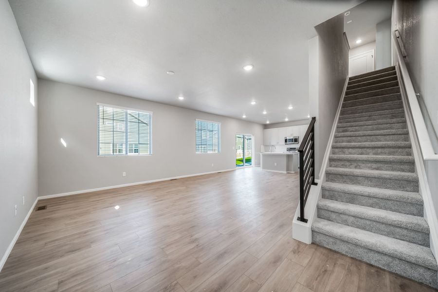Spacious, unfurnished interior of a new home in Thompson River Ranch, Johnstown (Image 20).