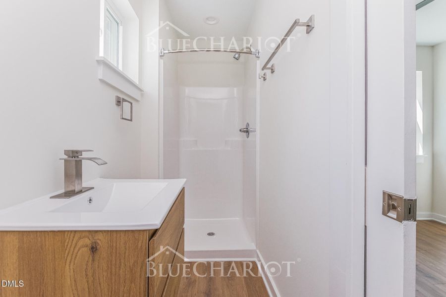 10-photo-Main-Bathroom-62d59fc5-59d4-45a