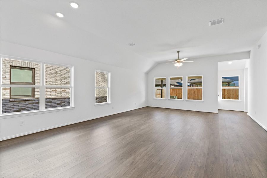 Spacious, unfurnished interior of a new home in Beamer Villas, Friendswood (Image 15).