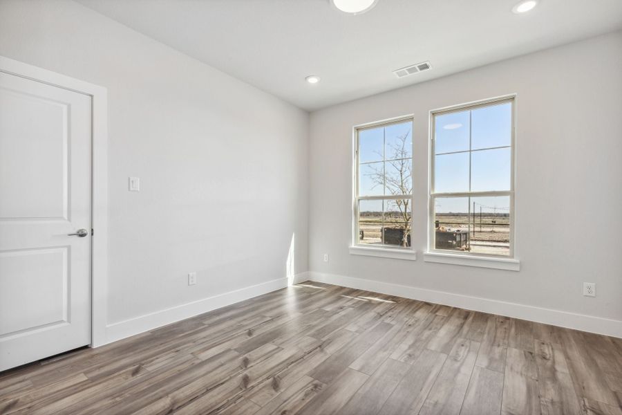 Spacious, unfurnished interior of a new home in Dove Hollow, Waxahachie (Image 17).