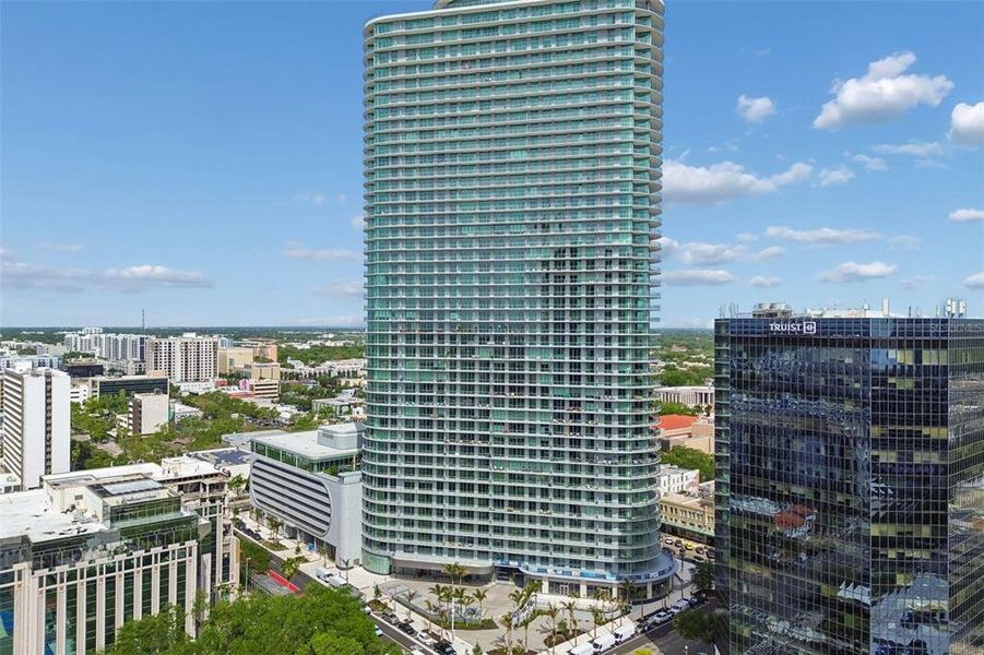 Condo located in St. Petersburg, FL showcasing its design and architecture (Image 30).