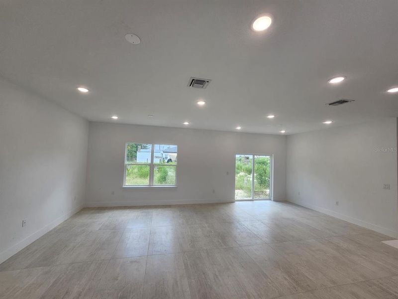 Spacious, unfurnished interior of a new home in , Ocala (Image 14).