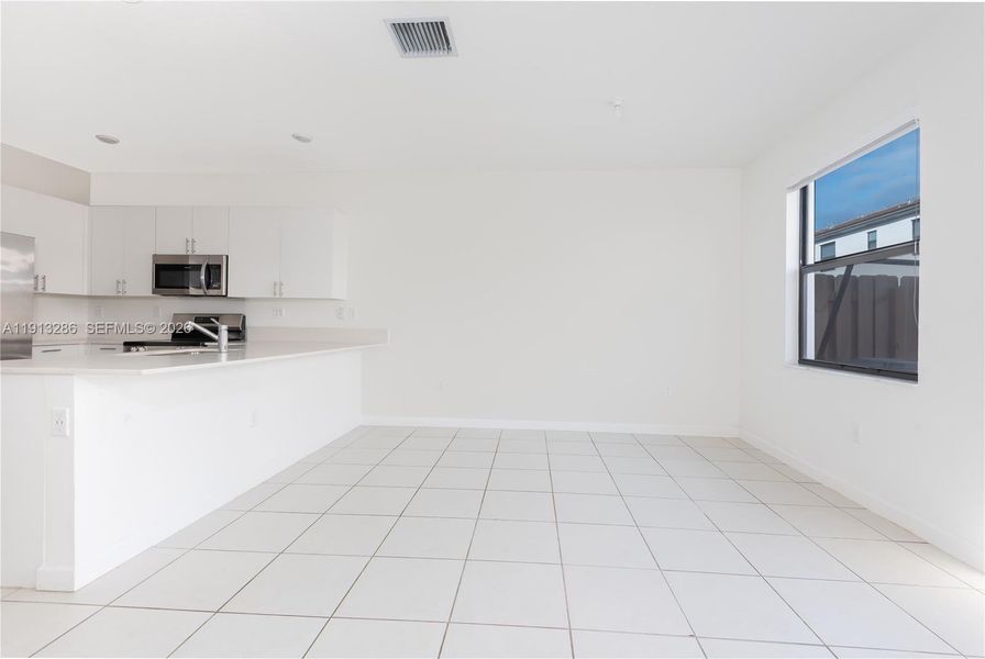 Spacious, unfurnished interior of a new home in , Miami (Image 28).
