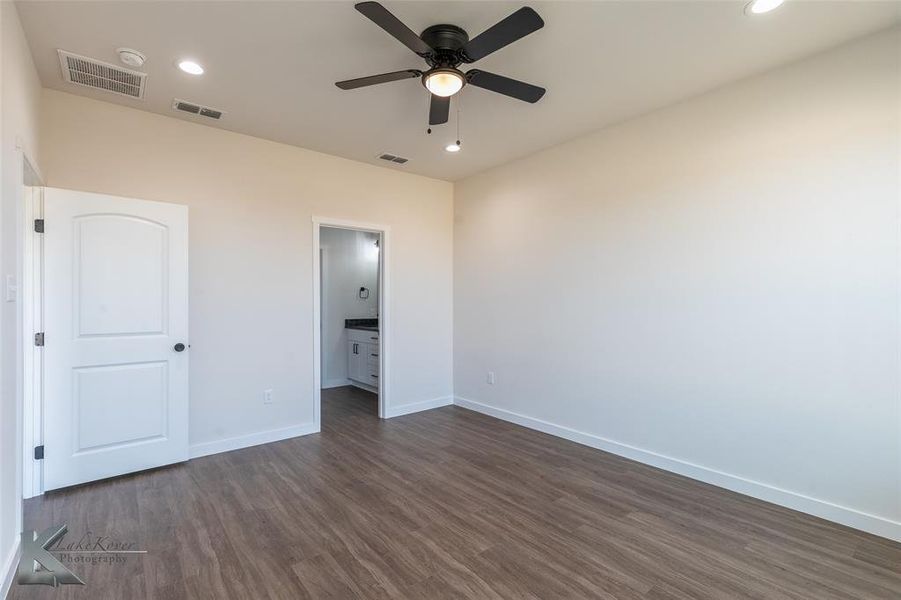 Spacious, unfurnished interior of a new home in , Abilene (Image 31).