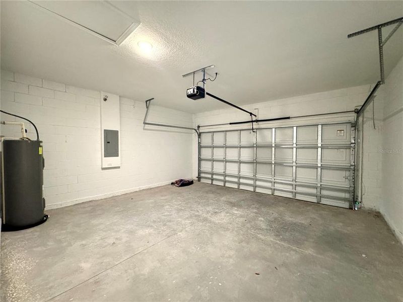 Spacious, unfurnished interior of a new home in , Citrus Springs (Image 11).