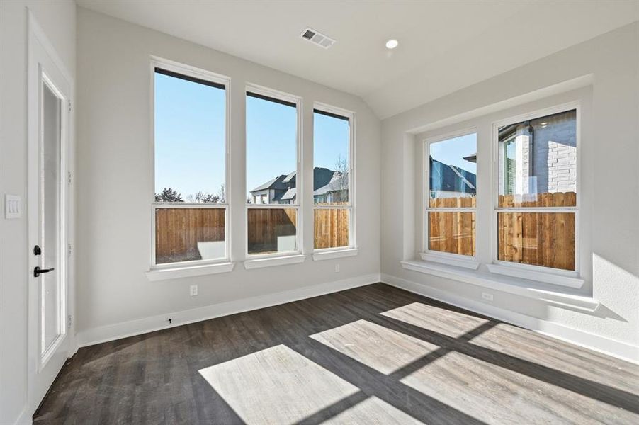 Spacious, unfurnished interior of a new home in Dove Hollow, Waxahachie (Image 19).