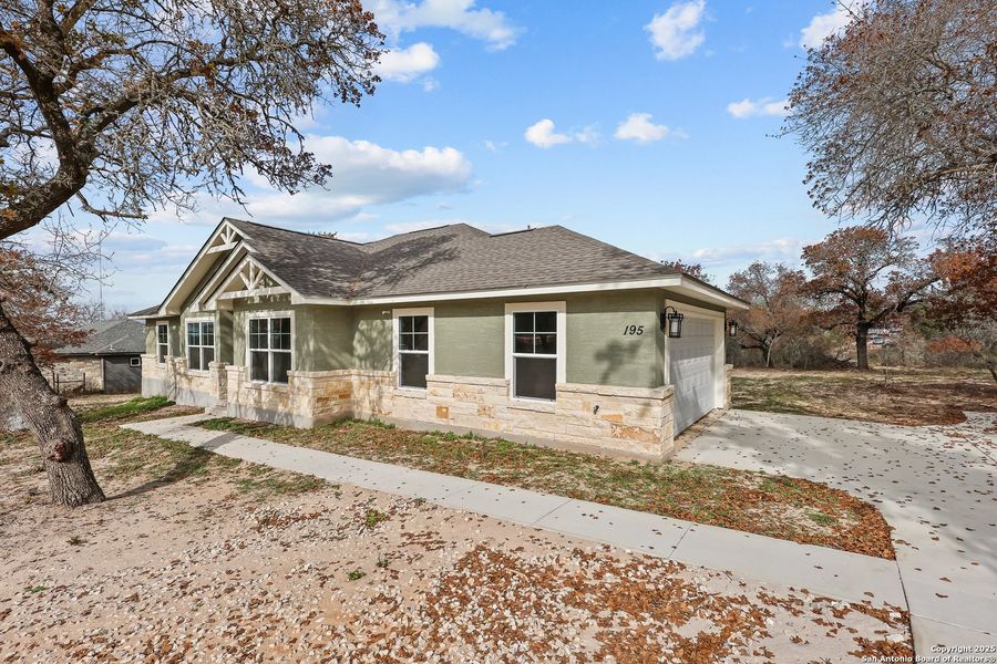 Exterior details and patio area of a home in , Poteet (Image 5).