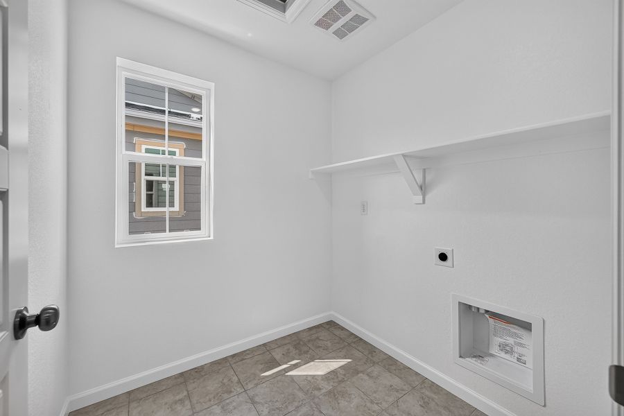 Spacious, unfurnished interior of a new home in The Aurora Highlands, Aurora (Image 23).