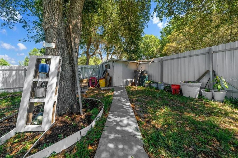 Exterior details and patio area of a home in , Dunnellon (Image 26).
