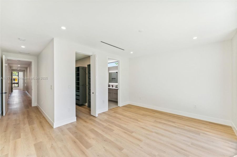 Spacious, unfurnished interior of a new home in , Miami (Image 40).