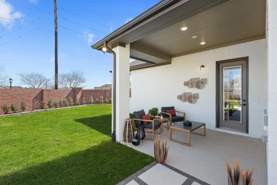 Exterior details and patio area of a home in Sienna, Missouri City (Image 2).
